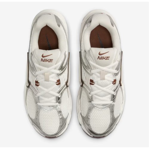 Nike V5 RNR Women's shoes with reflective accents