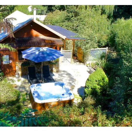 Mountain Retreat, Yarra Valley One Night, Cottage with Breakfast, Wine, Chocs and Late Check-Out, Two People