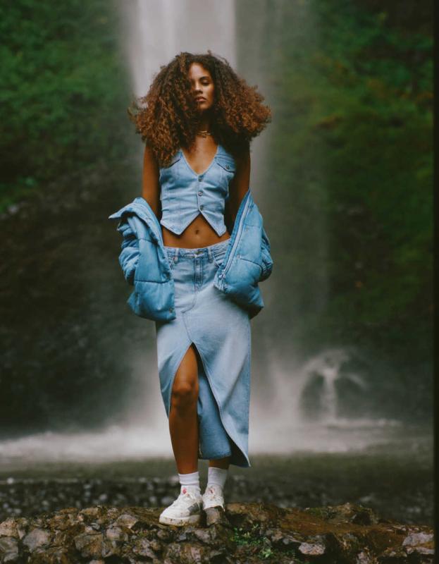 AE Dreamy Drape Low-Rise Denim Maxi Skirt - Medium Wash, 4 