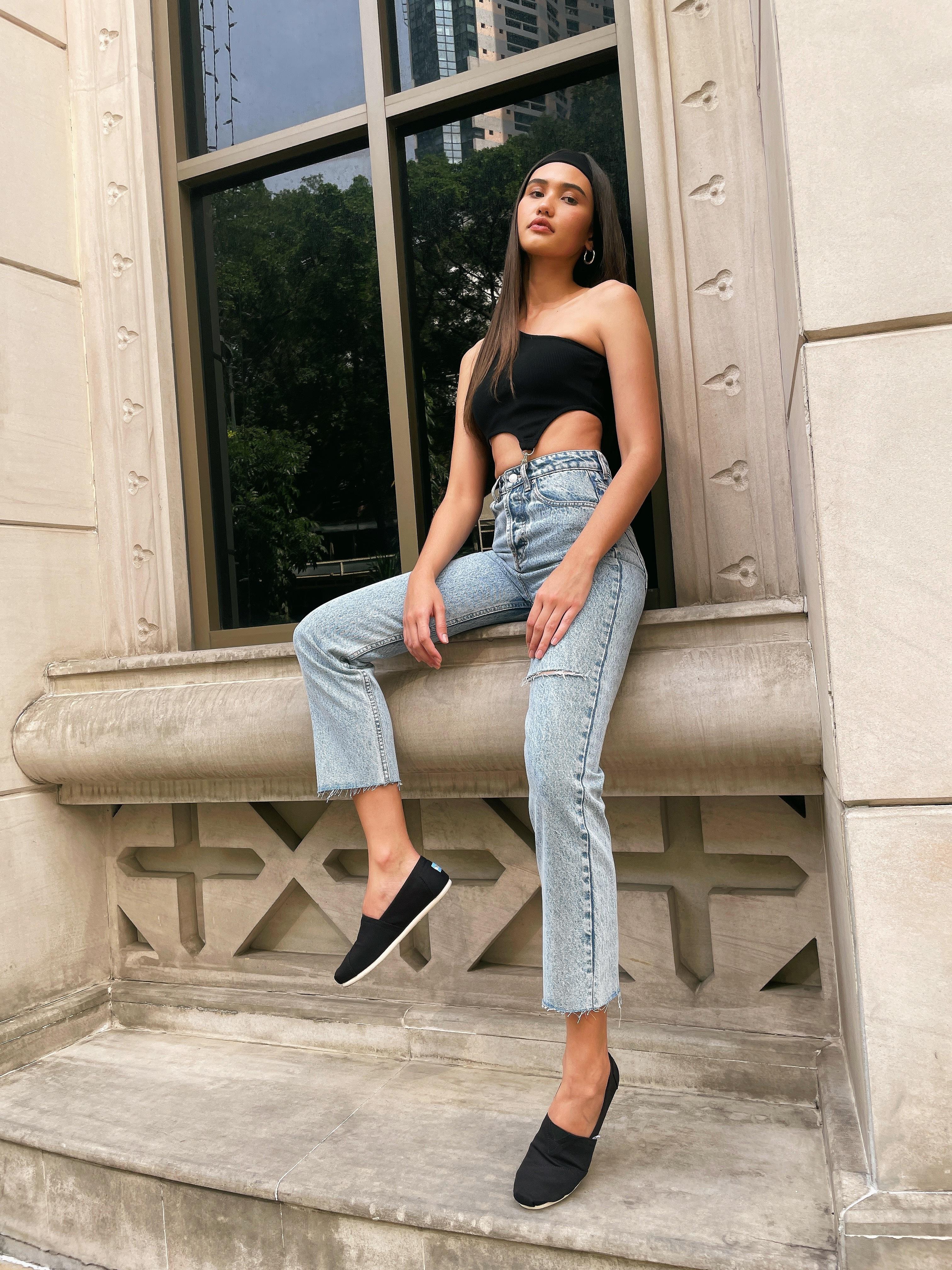 One Shoulder Hook Crop Top - Black