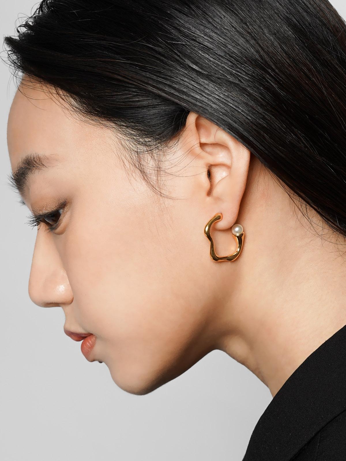 18K Gold Titanium Pearl Earrings - Gold