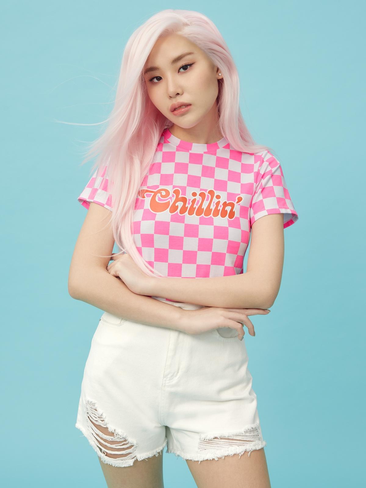 Checkered Chillin' Graphic Crop Tee - Pink