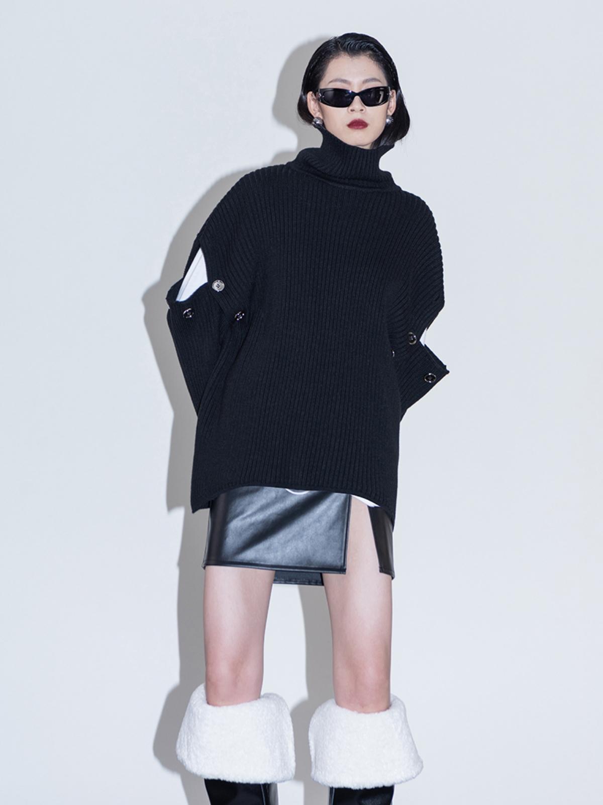 Sweater With Detachable Sleeves Buttoned On Both Sides - Black